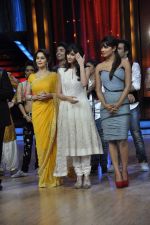 Priyanka, Madhuri, Ranbir, Ileana at Barfi promotions on the sets of Jhalak Dikhhla Jaa in Filmistan, Mumbai on 11th Sept 2012 (109).JPG