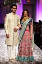 Esha Deol walk the ramp for Azva Collection show at Aamby Valley India Bridal Fashion Week 2012 in Mumbai on 15th Sept 2012 (3).JPG