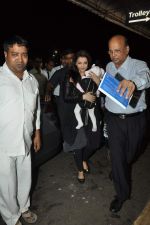 Aishwarya Rai snapped with baby Aaradhya at the Airport on 17th Sept 2012 (10).JPG