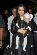 Aishwarya Rai snapped with baby Aaradhya at the Airport on 17th Sept 2012 (14).JPG