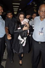 Aishwarya Rai snapped with baby Aaradhya at the Airport on 17th Sept 2012 (7).JPG