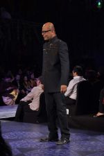 Narendra Kumar Ahmed walk the ramp for JJ Valaya grand finale show at Aamby Valley India Bridal Fashion Week 2012 in Mumbai on 17th Sept 2012 (37).JPG
