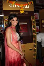 Sayali Bhagat unveiling Gitanjali_s Gold and Jewellery Vending Machine at Lalbaugcha Raja (2).JPG