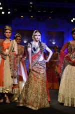 Soha Ali Khan walk the ramp for Vikram Phadnis show at Aamby Valley India Bridal Fashion Week 2012 Day 5 in Mumbai on 16th Sept 2012 (101).JPG
