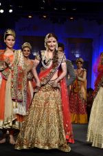 Soha Ali Khan walk the ramp for Vikram Phadnis show at Aamby Valley India Bridal Fashion Week 2012 Day 5 in Mumbai on 16th Sept 2012 (103).JPG