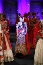 Soha Ali Khan walk the ramp for Vikram Phadnis show at Aamby Valley India Bridal Fashion Week 2012 Day 5 in Mumbai on 16th Sept 2012 (184).JPG