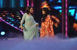 Rani Mukherjee, Madhuri Dixit on the sets of Jhalak Dikhla Jaa in Filmistan on 18th Sept 2012 (275).JPG