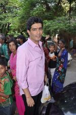 Manish Malhotra at Jeetendra_a ganpati Visarjan on 23rd Sept 2012 (33).JPG