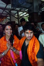 Bipasha Basu visits siddhivinayak in Mumbai on 27th Sept 2012 (6).JPG
