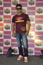 Vivek Oberoi at Reliance Mart in Santacruz, Mumbai on 30th Sept 2012 (1).JPG