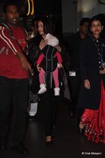 Aishwarya Rai Bachchan returns from Chicago - Big b comes to receive in Mumbai Airport on 5th Oct 2012 (18).JPG