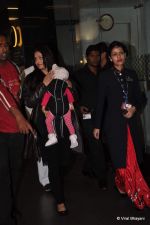 Aishwarya Rai Bachchan returns from Chicago - Big b comes to receive in Mumbai Airport on 5th Oct 2012 (19).JPG