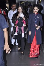 Aishwarya Rai Bachchan returns from Chicago - Big b comes to receive in Mumbai Airport on 5th Oct 2012 (2).JPG