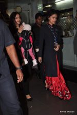 Aishwarya Rai Bachchan returns from Chicago - Big b comes to receive in Mumbai Airport on 5th Oct 2012 (20).JPG