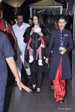 Aishwarya Rai Bachchan returns from Chicago - Big b comes to receive in Mumbai Airport on 5th Oct 2012 (3).JPG