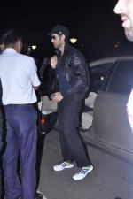 Hrithik Roshan snapped at airport in Mumbai on 5th Oct 2012 (13).JPG