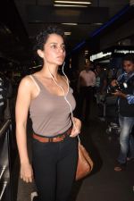 Kangna Ranaut snapped at airport in Mumbai on 5th Oct 2012 (7).JPG