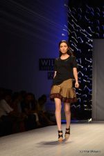 Model walk the ramp for ATSU Show at Wills Lifestyle India Fashion Week 2012 day 1 on 6th Oct 2012 (39).JPG