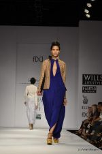 Model walk the ramp for Anand Kabra Show at Wills Lifestyle India Fashion Week 2012 day 1 on 6th Oct 2012 (100).JPG