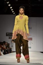 Model walk the ramp for Anand Kabra Show at Wills Lifestyle India Fashion Week 2012 day 1 on 6th Oct 2012 (114).JPG