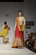 Model walk the ramp for Anand Kabra Show at Wills Lifestyle India Fashion Week 2012 day 1 on 6th Oct 2012 (120).JPG