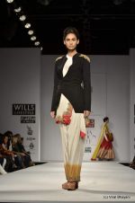 Model walk the ramp for Anand Kabra Show at Wills Lifestyle India Fashion Week 2012 day 1 on 6th Oct 2012 (126).JPG