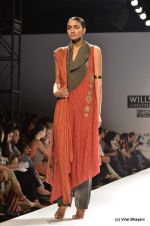 Model walk the ramp for Kiran Uttam Ghosh Show at Wills Lifestyle India Fashion Week 2012 day 1 on 6th Oct 2012 (14).JPG