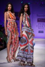 Model walk the ramp for Surily Goel Show at Wills Lifestyle India Fashion Week 2012 day 1 on 6th Oct 2012 (39).JPG