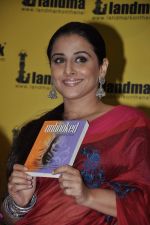 Vidya Balan unveils Unhooked book in Landmark, Mumbai on 5th Oct 2012 (82).JPG