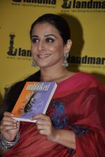 Vidya Balan unveils Unhooked book in Landmark, Mumbai on 5th Oct 2012 (84).JPG