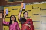 Vidya Balan unveils Unhooked book in Landmark, Mumbai on 5th Oct 2012 (85).JPG