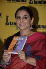 Vidya Balan unveils Unhooked book in Landmark, Mumbai on 5th Oct 2012 (83).JPG