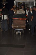 Abhishek Bachchan returns to Mumbai, Big B and Ash come to receive on 6th Oct 2012 (11).JPG