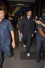 Abhishek Bachchan returns to Mumbai, Big B and Ash come to receive on 6th Oct 2012 (14).JPG