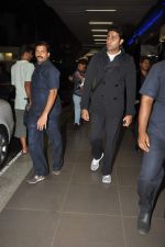 Abhishek Bachchan returns to Mumbai, Big B and Ash come to receive on 6th Oct 2012 (16).JPG