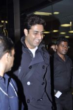 Abhishek Bachchan returns to Mumbai, Big B and Ash come to receive on 6th Oct 2012 (4).JPG