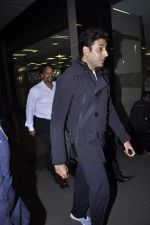 Abhishek Bachchan returns to Mumbai, Big B and Ash come to receive on 6th Oct 2012 (6).JPG