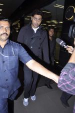 Abhishek Bachchan returns to Mumbai, Big B and Ash come to receive on 6th Oct 2012 (8).JPG