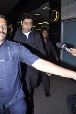 Abhishek Bachchan returns to Mumbai, Big B and Ash come to receive on 6th Oct 2012 (9).JPG
