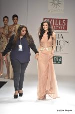 Diana Penty walk the ramp for Sakshee Pradhan Show at Wills Lifestyle India Fashion Week 2012 day 2 on 7th Oct 2012 (15).JPG