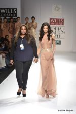 Diana Penty walk the ramp for Sakshee Pradhan Show at Wills Lifestyle India Fashion Week 2012 day 2 on 7th Oct 2012 (17).JPG