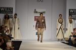Manoj Bajpai walk the ramp for Samant Chauhan Show at Wills Lifestyle India Fashion Week 2012 day 2 on 7th Oct 2012 (102).JPG