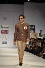 Manoj Bajpai walk the ramp for Samant Chauhan Show at Wills Lifestyle India Fashion Week 2012 day 2 on 7th Oct 2012 (106).JPG