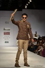Manoj Bajpai walk the ramp for Samant Chauhan Show at Wills Lifestyle India Fashion Week 2012 day 2 on 7th Oct 2012 (108).JPG