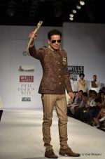 Manoj Bajpai walk the ramp for Samant Chauhan Show at Wills Lifestyle India Fashion Week 2012 day 2 on 7th Oct 2012 (109).JPG