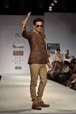 Manoj Bajpai walk the ramp for Samant Chauhan Show at Wills Lifestyle India Fashion Week 2012 day 2 on 7th Oct 2012 (110).JPG