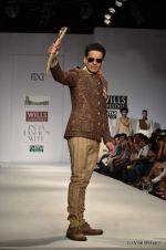 Manoj Bajpai walk the ramp for Samant Chauhan Show at Wills Lifestyle India Fashion Week 2012 day 2 on 7th Oct 2012 (111).JPG