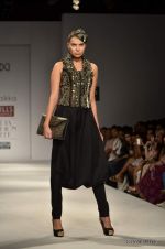 Model walk the ramp for Anaikka Show at Wills Lifestyle India Fashion Week 2012 day 2 on 7th Oct 2012 (112).JPG