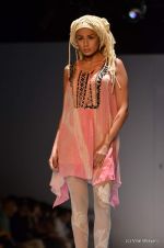 Model walk the ramp for Kavita Bhartia Show at Wills Lifestyle India Fashion Week 2012 day 2 on 7th Oct 2012 (18).JPG
