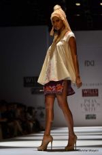 Model walk the ramp for Kavita Bhartia Show at Wills Lifestyle India Fashion Week 2012 day 2 on 7th Oct 2012 (7).JPG